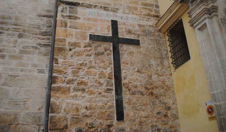 Los símbolos cuya retirada demandan están en la fachada lateral de la Catedral