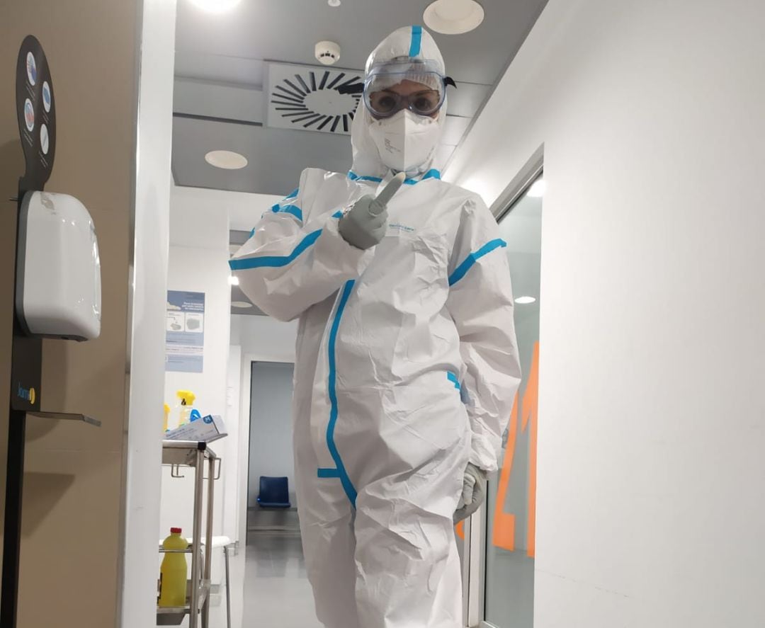 La celadora que hizo una peineta a los que incumplen las medidas