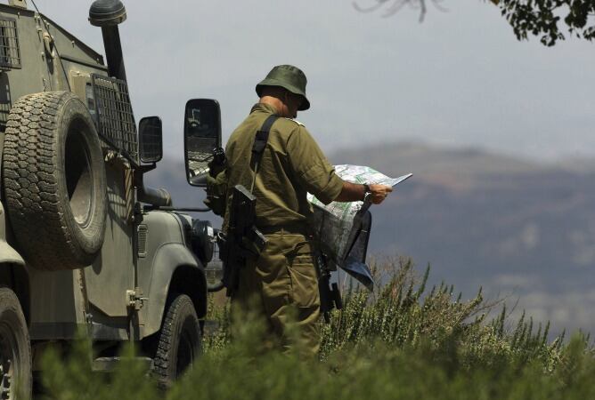 Un oficial israelí observa un mapa militar en el cruce Quneitra, en los Altos del Golán.