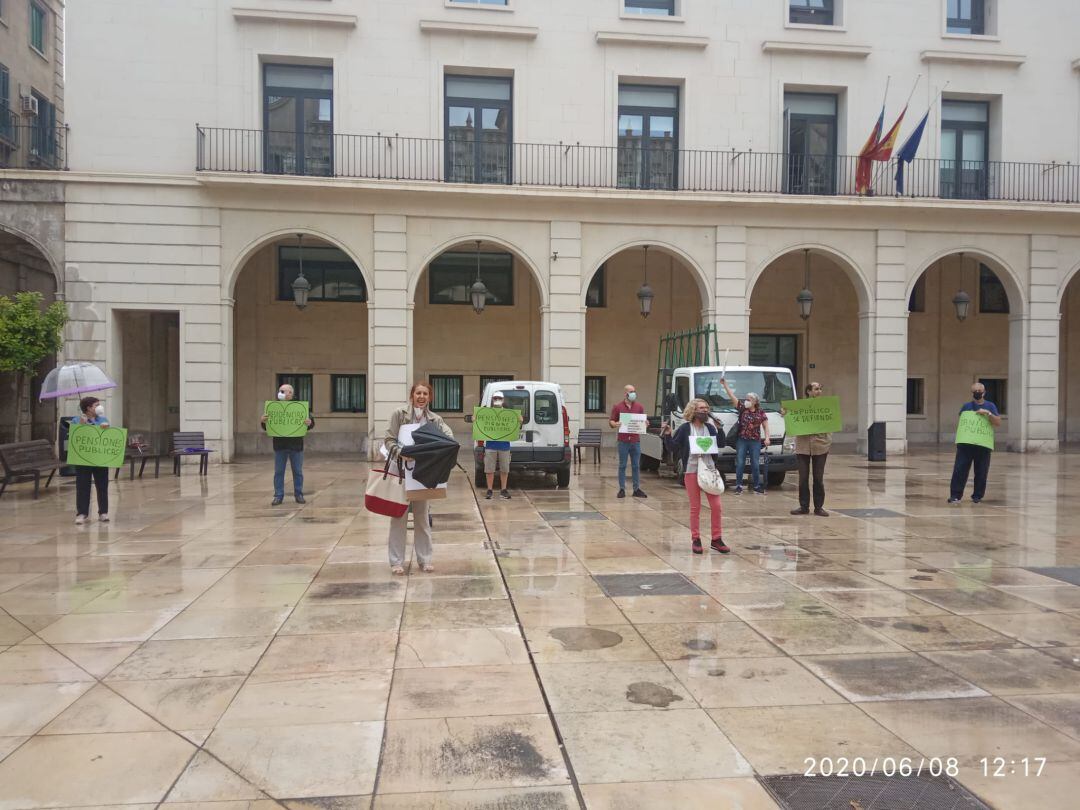 Miembros de la Plataforma de Pensionistas de l&#039;Alacantí, en la plaza del Ayuntamiento en las concentraciones que han retomado esta mañana.