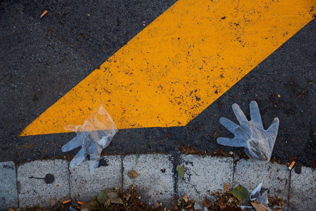 Guantes de plástico desechados en el centro de Barcelona