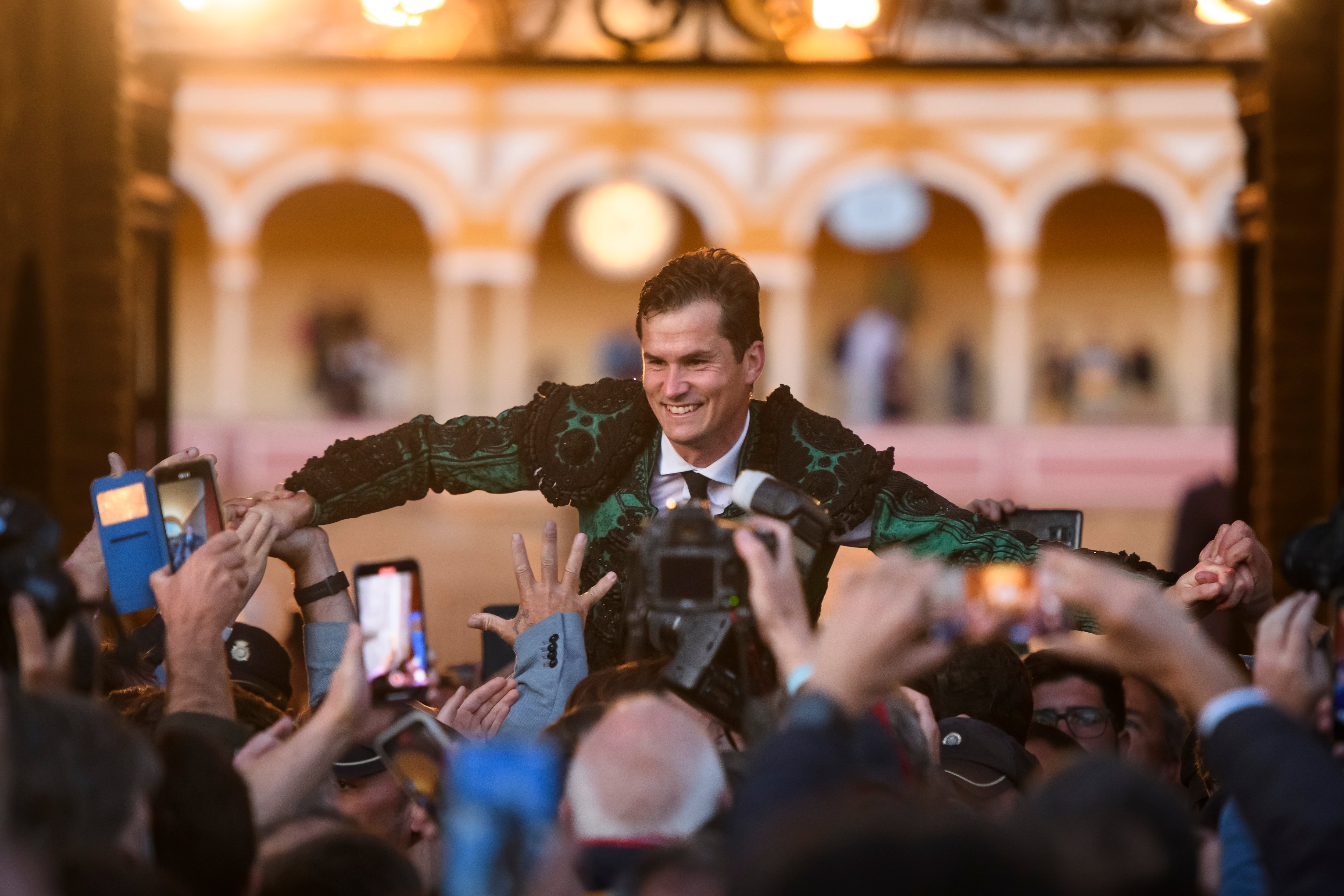 SEVILLA, 28/04/2022.- El diestro Daniel Luque ha cortado dos orejas a su toro de la tarde en la Plaza de La Maestranza de Sevilla, que al sumarse a la conseguida con su primero, le ha valido para salir por la Puerta del Príncipe. EFE/ Raúl Caro
