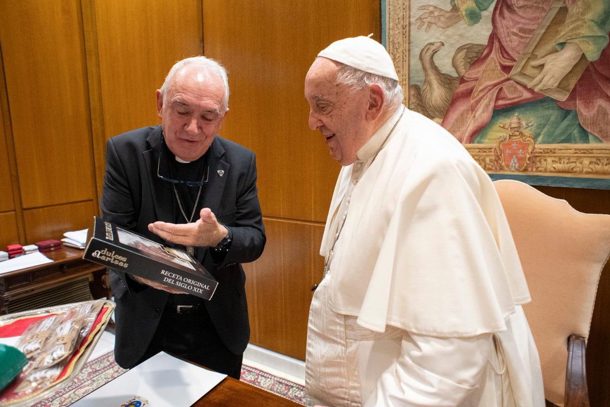 El obispo Ángel Pérez ha entregado al papa Francisco la tarta de Monzón, elaborada por las Hermanas Pobres de Santa Clara. Foto: Vatican Media