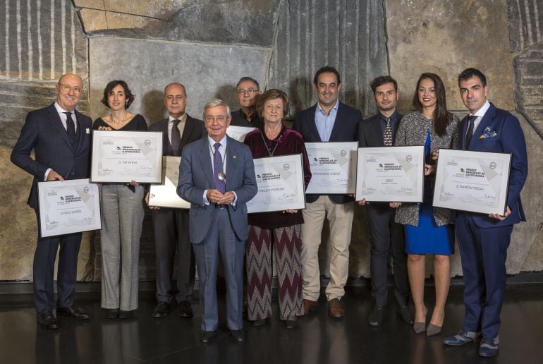 El presidente de la Real Academia de Gastronomía, Rafael Ansón, posa junto a los galardonados en la última edición de los Premios Memoriales de Gastronomía.