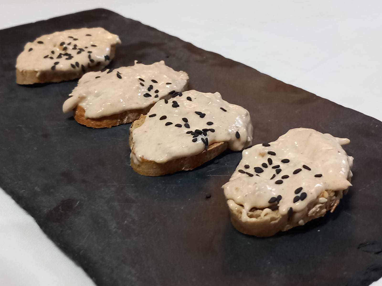 Tostas de paté de atún coreano