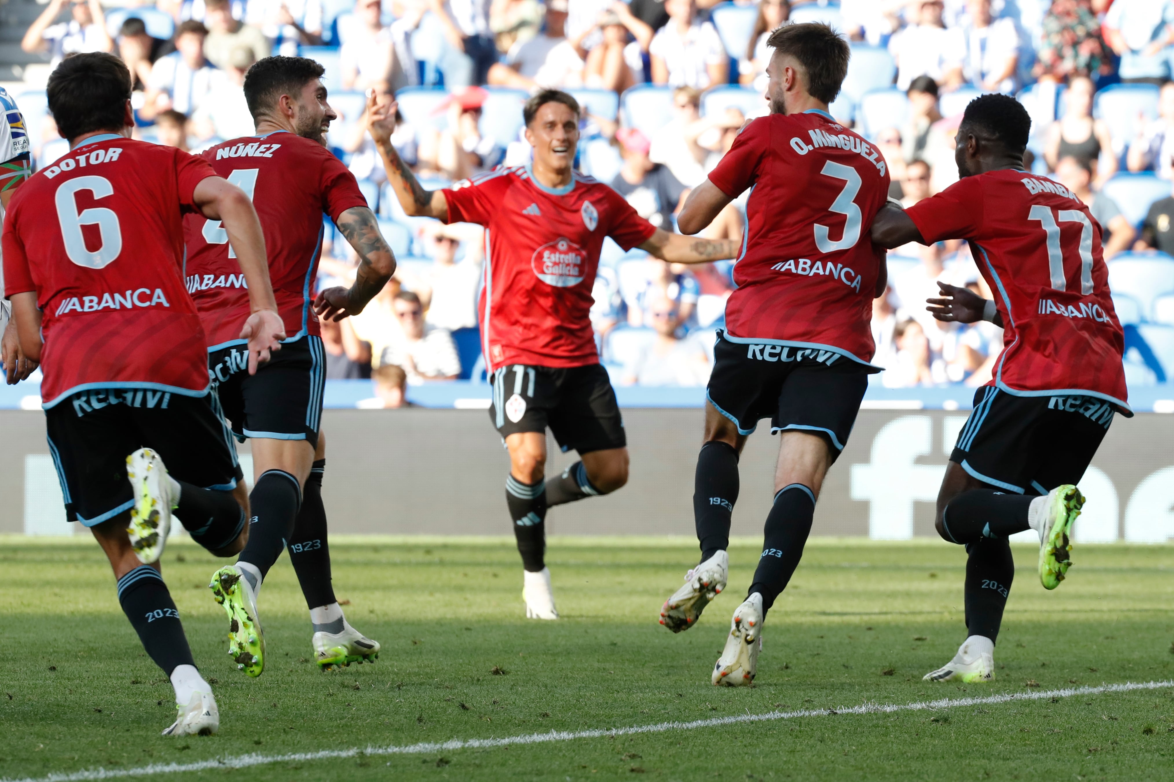 SAN SEBASTIÁN, 19/08/2023.- Los jugadores del Celta de Vigo celebran el gol de su equipo, anotado por Óscar Mingueza (2d) durante el partido de LaLiga que se disputa este sábado entre la Real Sociedad y el Celta, en el Reale Arena de San Sebastián. EFE/ Juan Herrero
