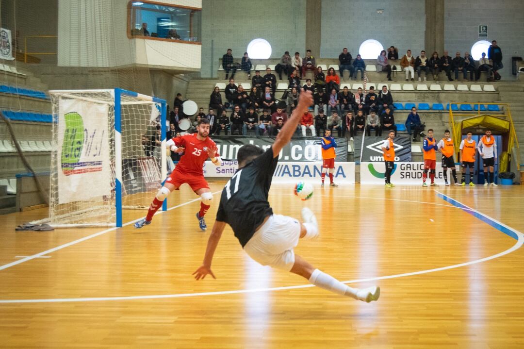 El jugador del Santiago, Adri Pirata, remata acrobáticamente en el partido ante Rivas