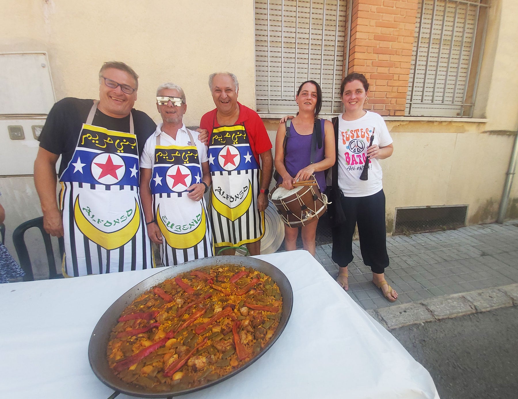 No faltaron las paellas y la música de la dolçaina y el tabal