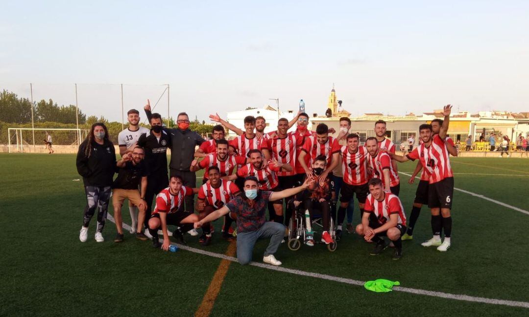 Los jugadores celebran la victoria contra el líder