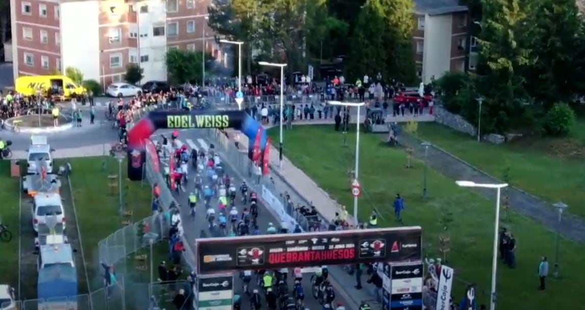 Momento de la salida de la Quebrantahuesos por las calles de Sabiñánigo