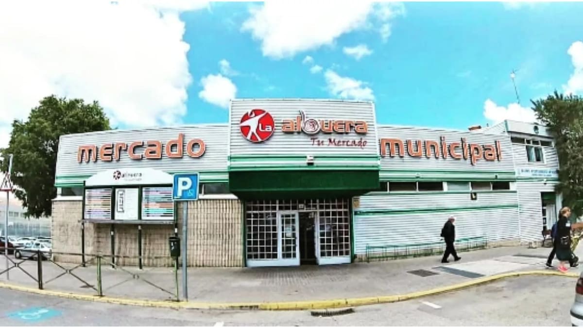 Los bomberos intervienen en el Mercado de la Albuera por las fuertes tormentas