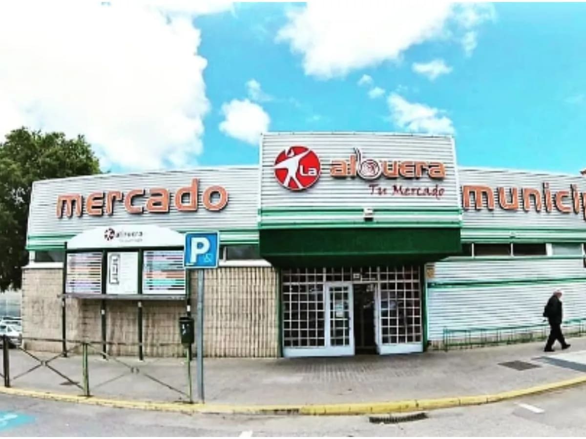Los bomberos intervienen en el Mercado de la Albuera por las fuertes tormentas