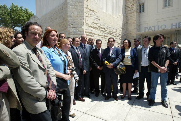 El Rey Juan Carlos posa junto a los periodistas tras inaugurar el Museo el 4 de junio de 2002