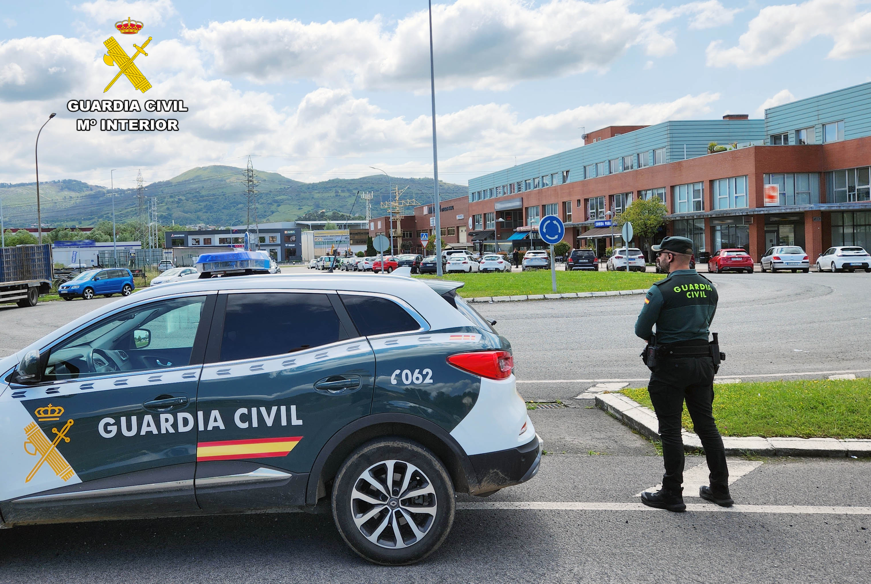 La Guardia Civil investiga un polígono en Cantabria.