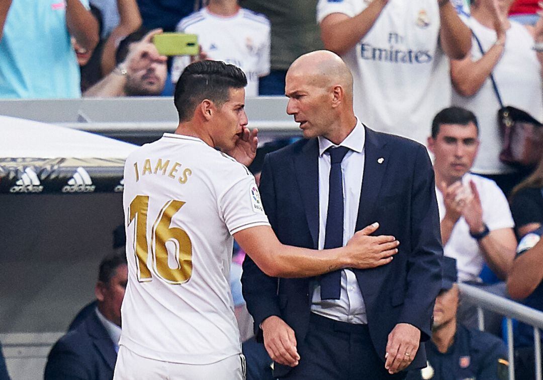 Zinedine Zidane junto a James Rodríguez durante un partido del Real Madrid