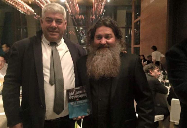 Raúl Pérez, abrazado por su hermano, exhibe el premio