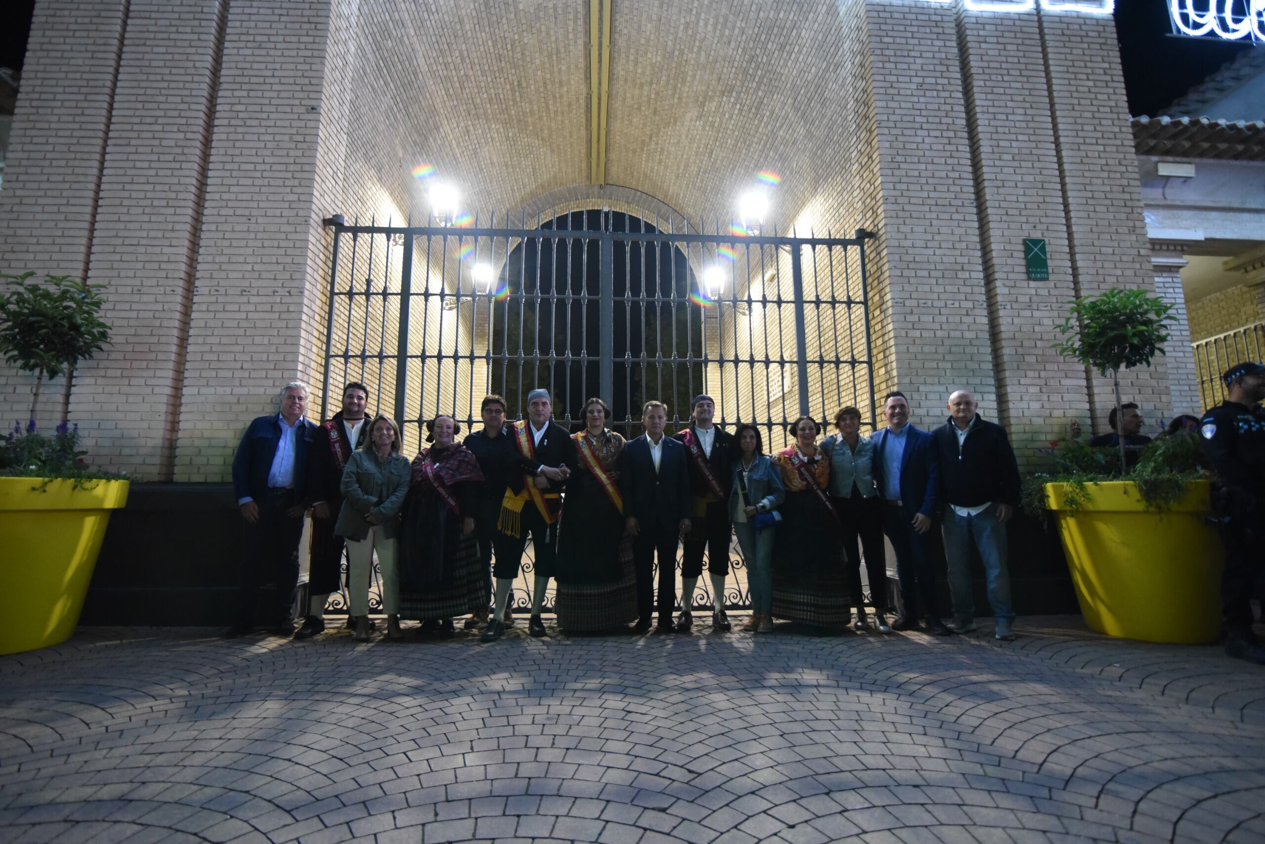 El Equipo de Gobierno junto a los Manchegos de la Feria de Albacete, en el cierre de la Puerta de Hierros. Imagen del Ayuntamiento de Albacete.