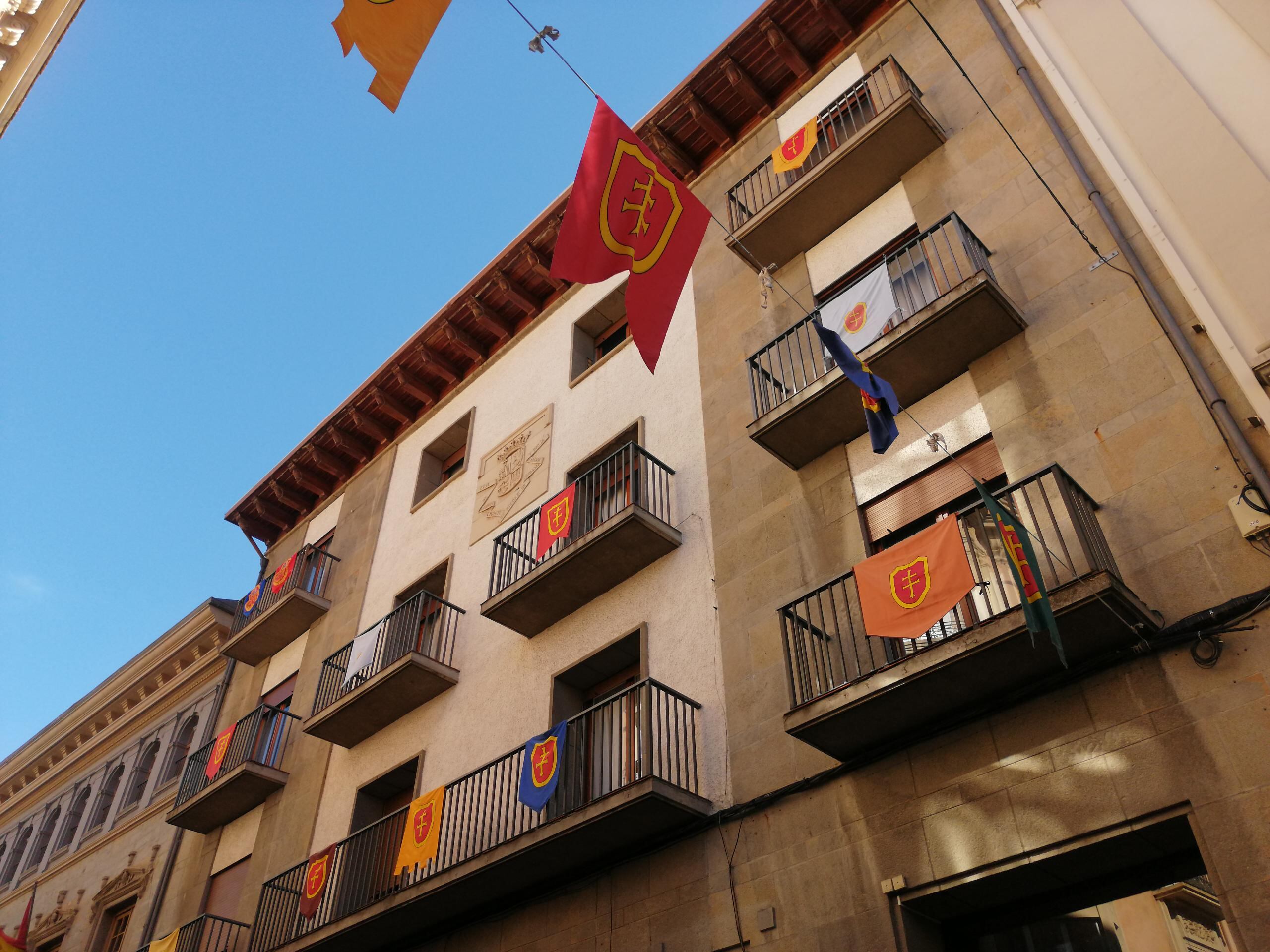 Banderas del Primer Viernes de Mayo en la calle Mayor de Jaca