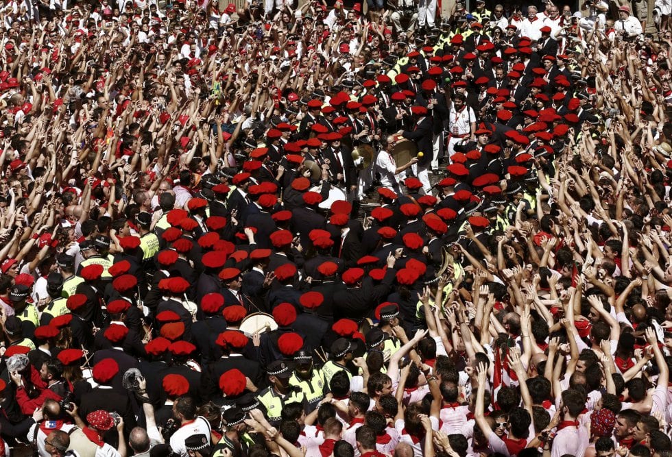 Cientos de personas alzan sus brazos al son de la música de los gaiteros que salen desde el Ayuntamiento de Pamplona en las Fiestas de San Fermin 2016.