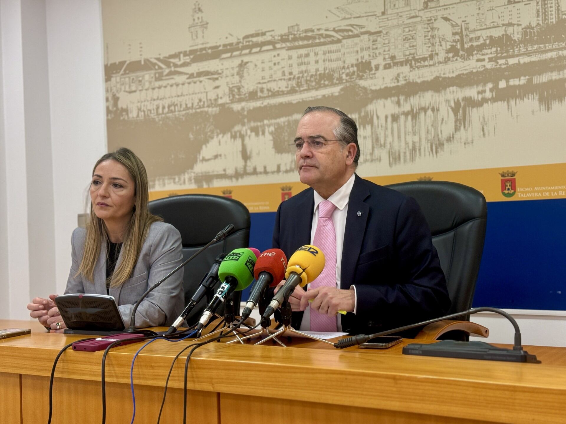 José Julián Gregorio, alcalde de Talavera, en una rueda de prensa acompañado de Maipi Guerrero, Teniente de alcaldesa