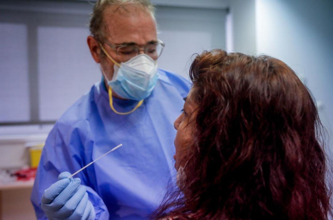 Un sanitario realiza una prueba PCR