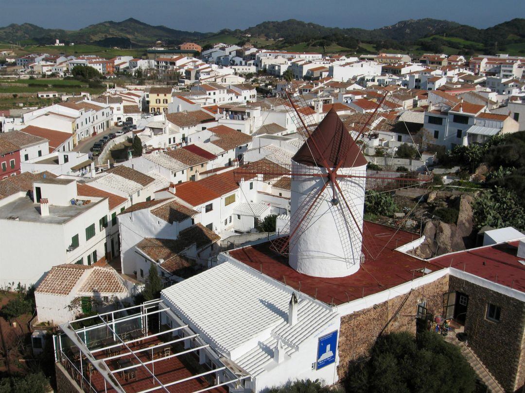 Torna la pau política a Es Mercadal.