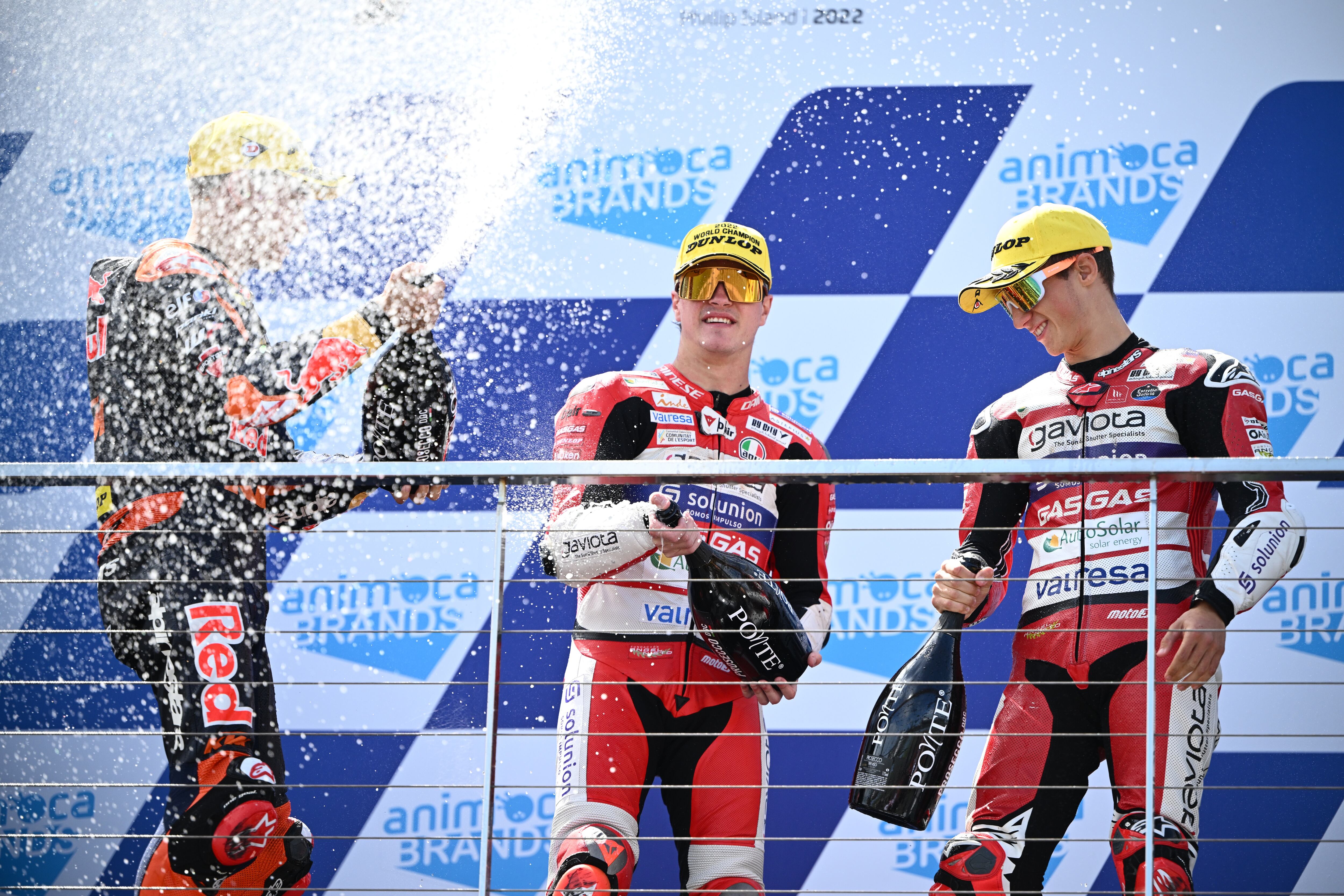 Phillip Island (Australia), 15/10/2022.- Izan Guevara celebra la victoria en el podio EFE/EPA/JOEL CARRETT AUSTRALIA 