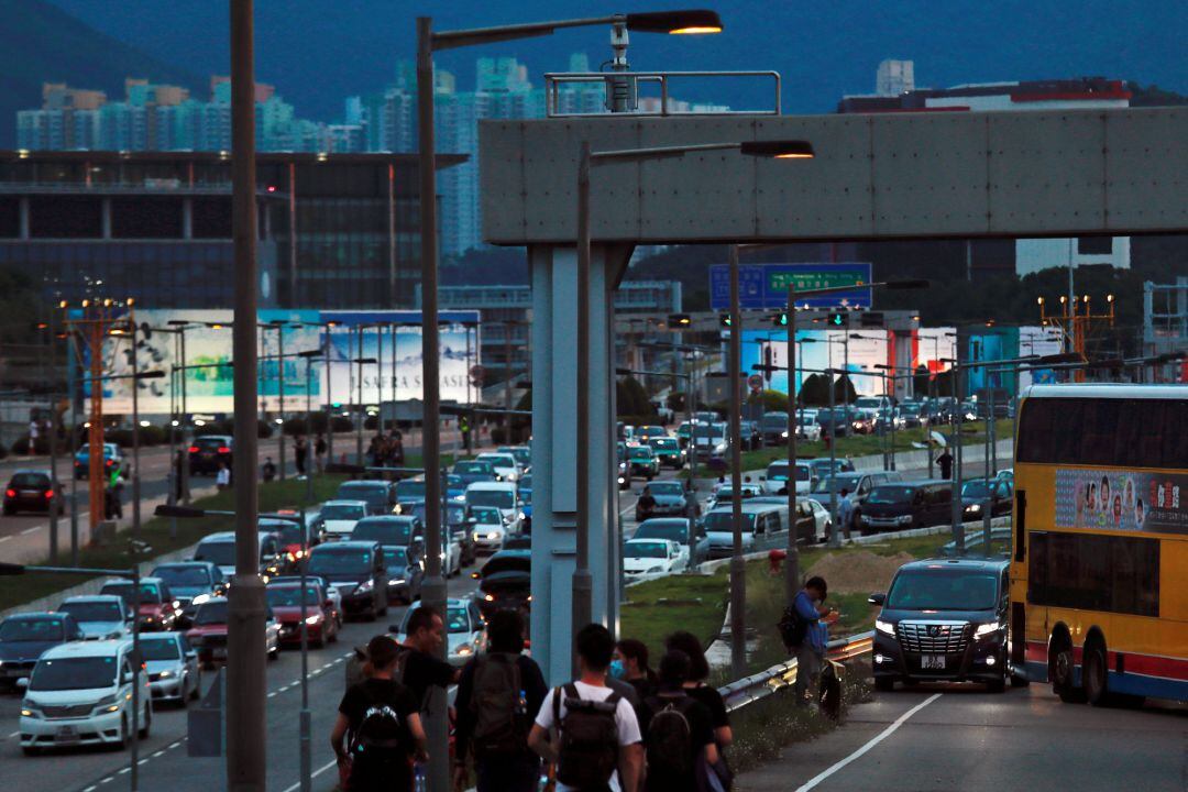 Hong Kong reabre el aeropuerto pero mantiene más de 300 vuelos cancelados