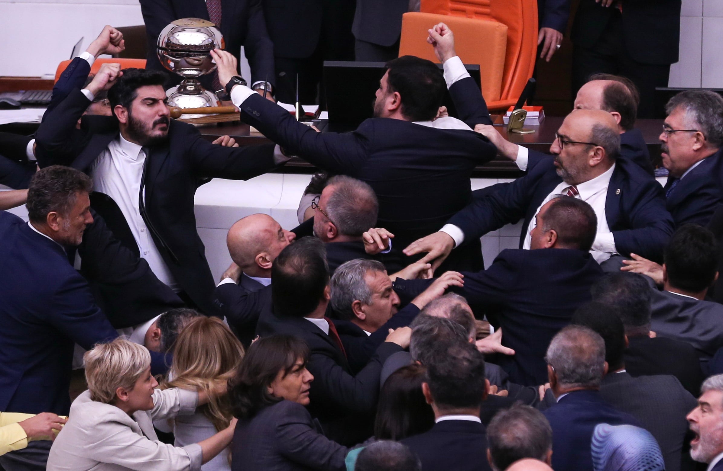 Fotografía de la pelea a puñetazos y patadas en el Parlamento turco.