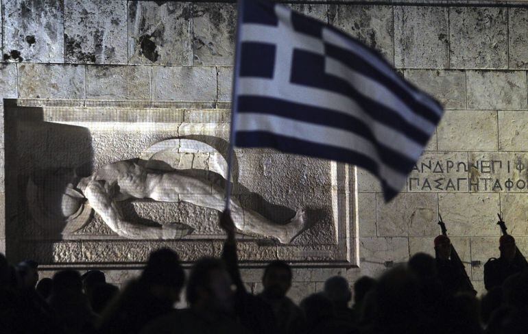 Miles de ciudadanos griegos se manifiestan en la plaza Syntagma para respaldar a su nuevo Gobierno en las negociaciones con los socios europeos en Bruselas.