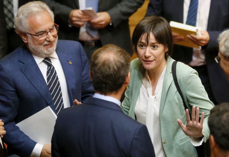 Ana Pontón charla con Alberto Núñez Feijoo en el Parlamento.