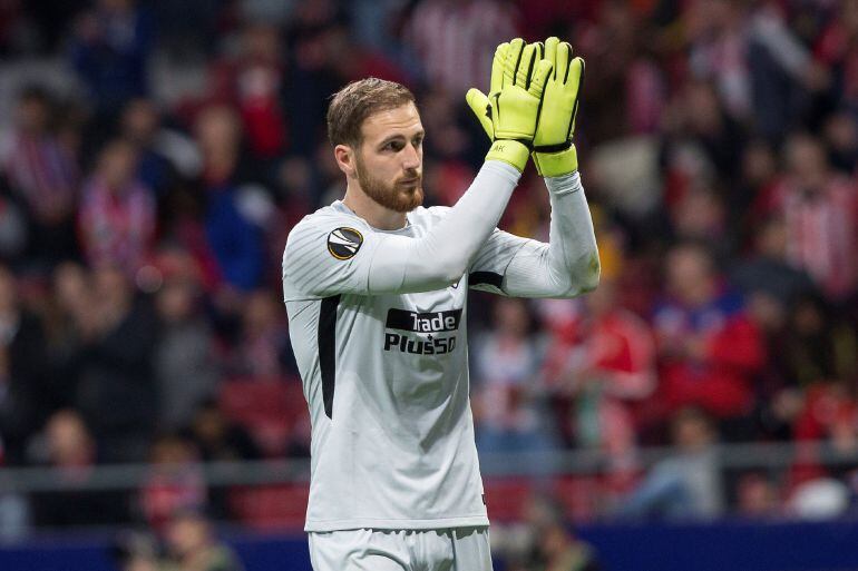 El guardameta esloveno del At. de Madrid, Jan Oblak, a la finalización del encuentro correspondiente a la ida de los cuartos de final de la Liga Europa que han disputado esta noche frente al Sporting de Lisboa en el estadio Wanda Metropolitano de Madrid. 