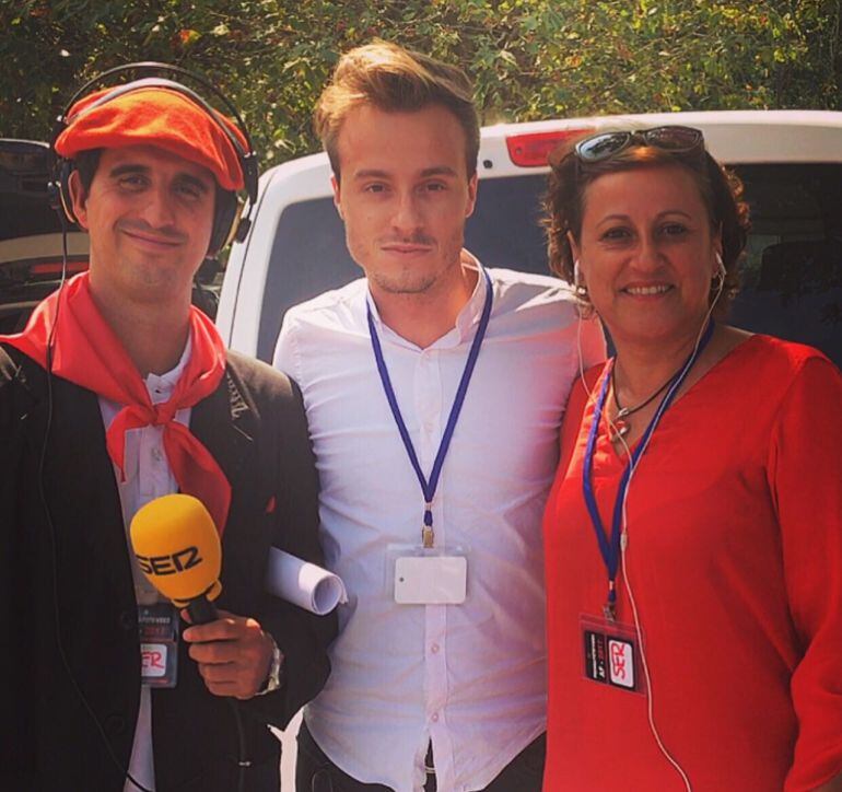 (De izquierda a derecha). El periodista deportivo de la Cadena SER en Gipuzkoa, Roberto Ramajo, el responsable de informativos en Radio Irun, Iker Ibañez y la conductora del Hoy por Hoy Irun, Marialui García.