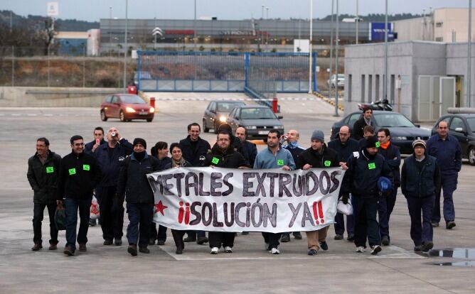 Manifestación de los trabajadores de Metales Extruidos en la propia factoría