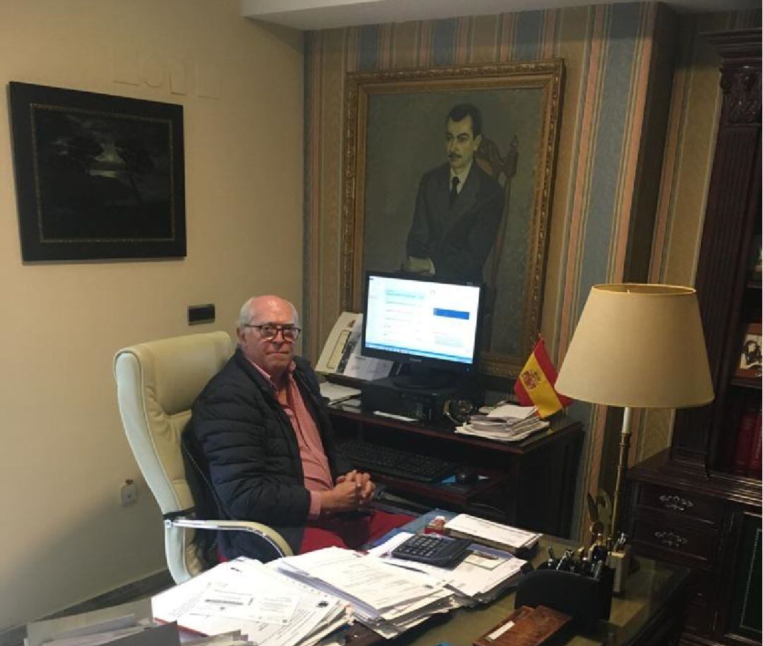 El decano del Colegio de Abogados de Ciudad Real en su despacho, realizando teletrabajo