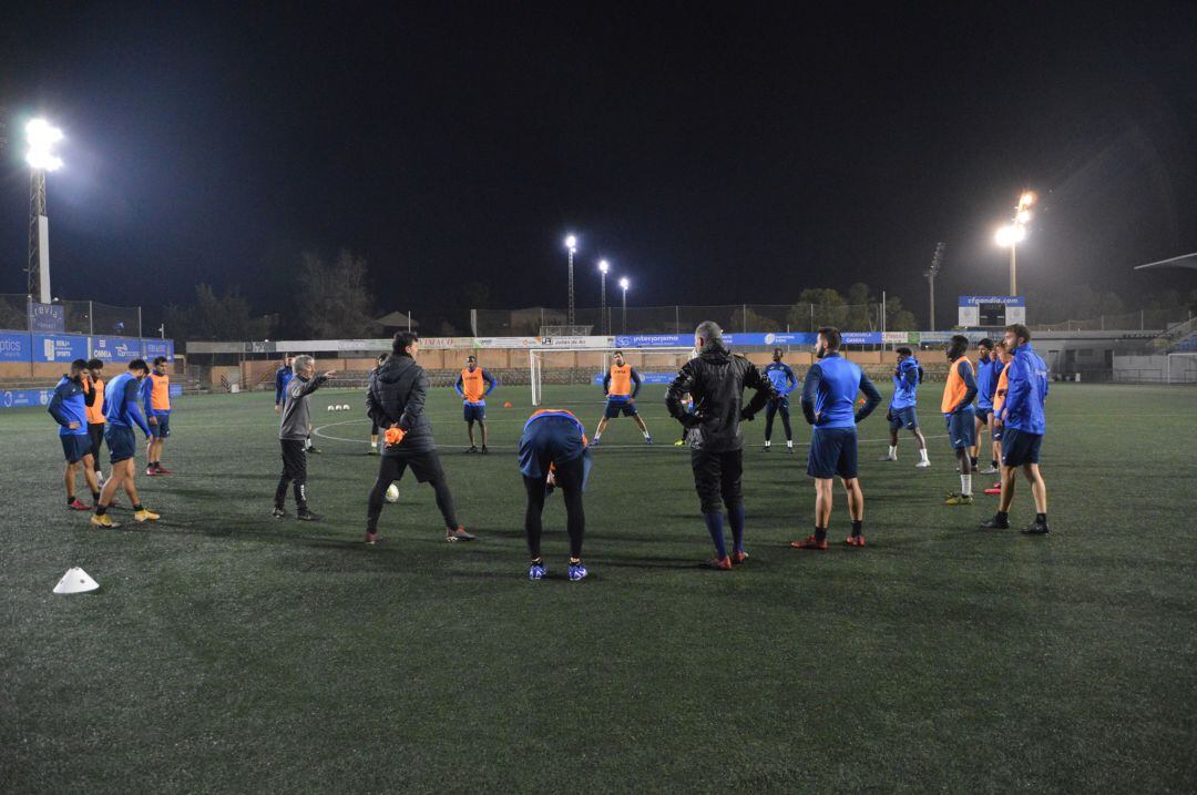 Los jugadores preparan un entrenamiento