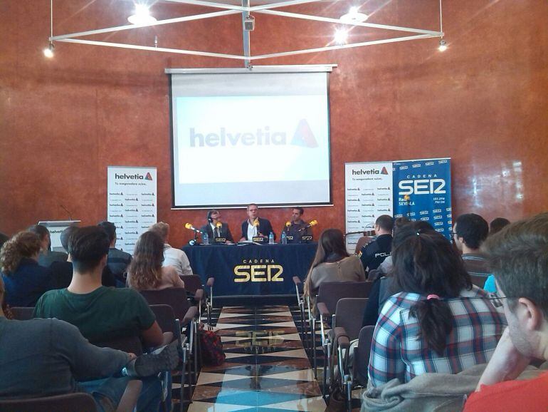 Javier Garcia, director de Marketing y Responsabilidad Corporativa y Director de Comunicación de Helvetia, Salomón Hachuel, director de 'Hoy por Hoy Sevilla' y el policía nacional Raúl Farratel