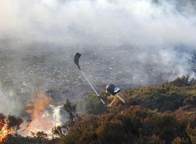 Fotografía facilitada por los bomberos de Asturias. Fundamentalmente se han propagado en zonas altas y matorral y ninguno de los focos ha afectado a persona alguna ni ha puesto en peligro bienes.