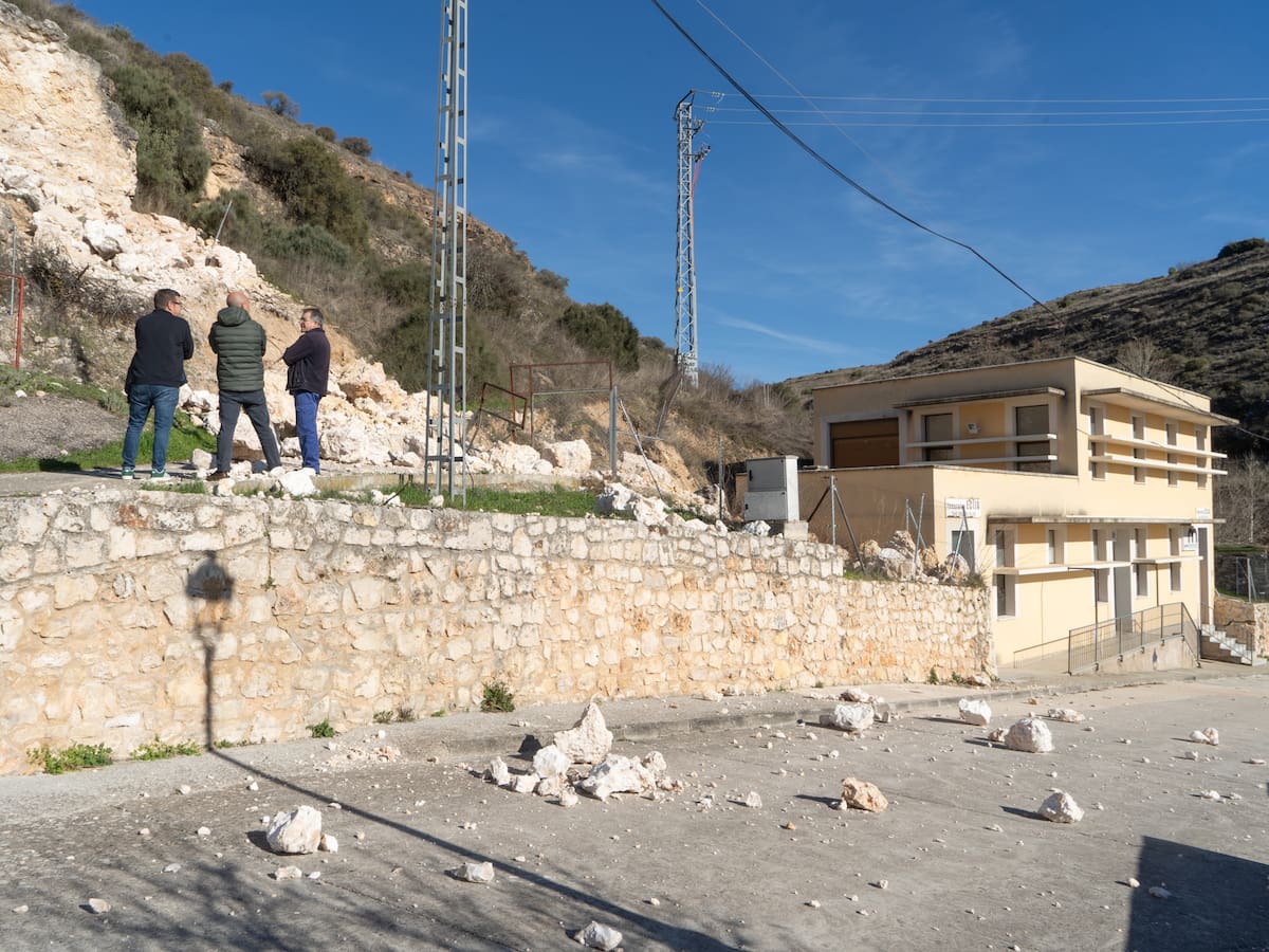 Intervención de urgencia en Pastrana por desprendimientos junto al edificio del tanatorio
