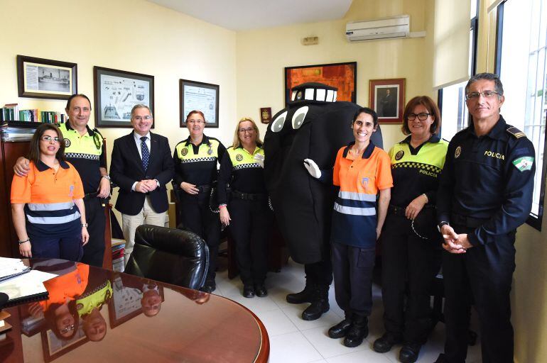 El concejal de seguridad, Jacinto Muñoz, junto a efectivos de la Policía Local y protección Civil