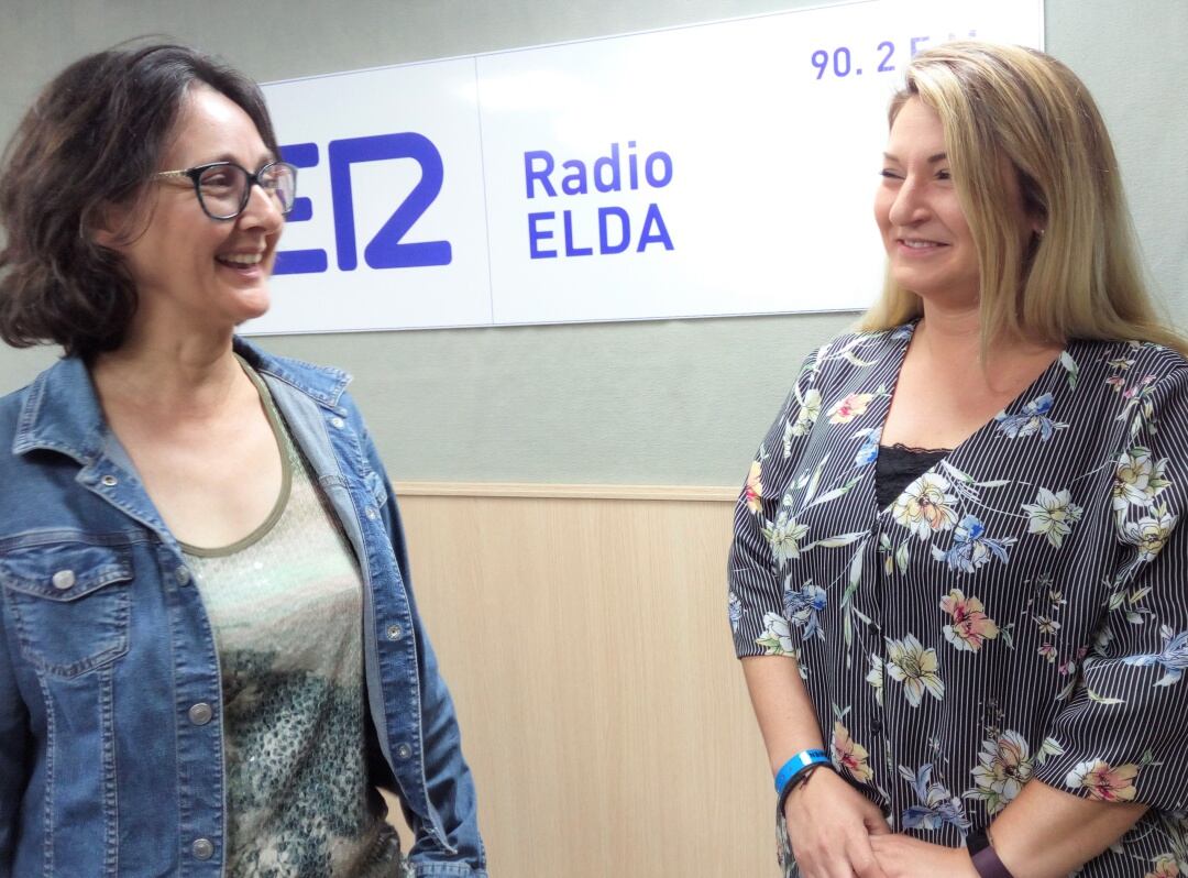 Fernanda Serrano y Conchi Valdés, integrantes de Equipo Infinito, en el estudio de Radio Elda SER