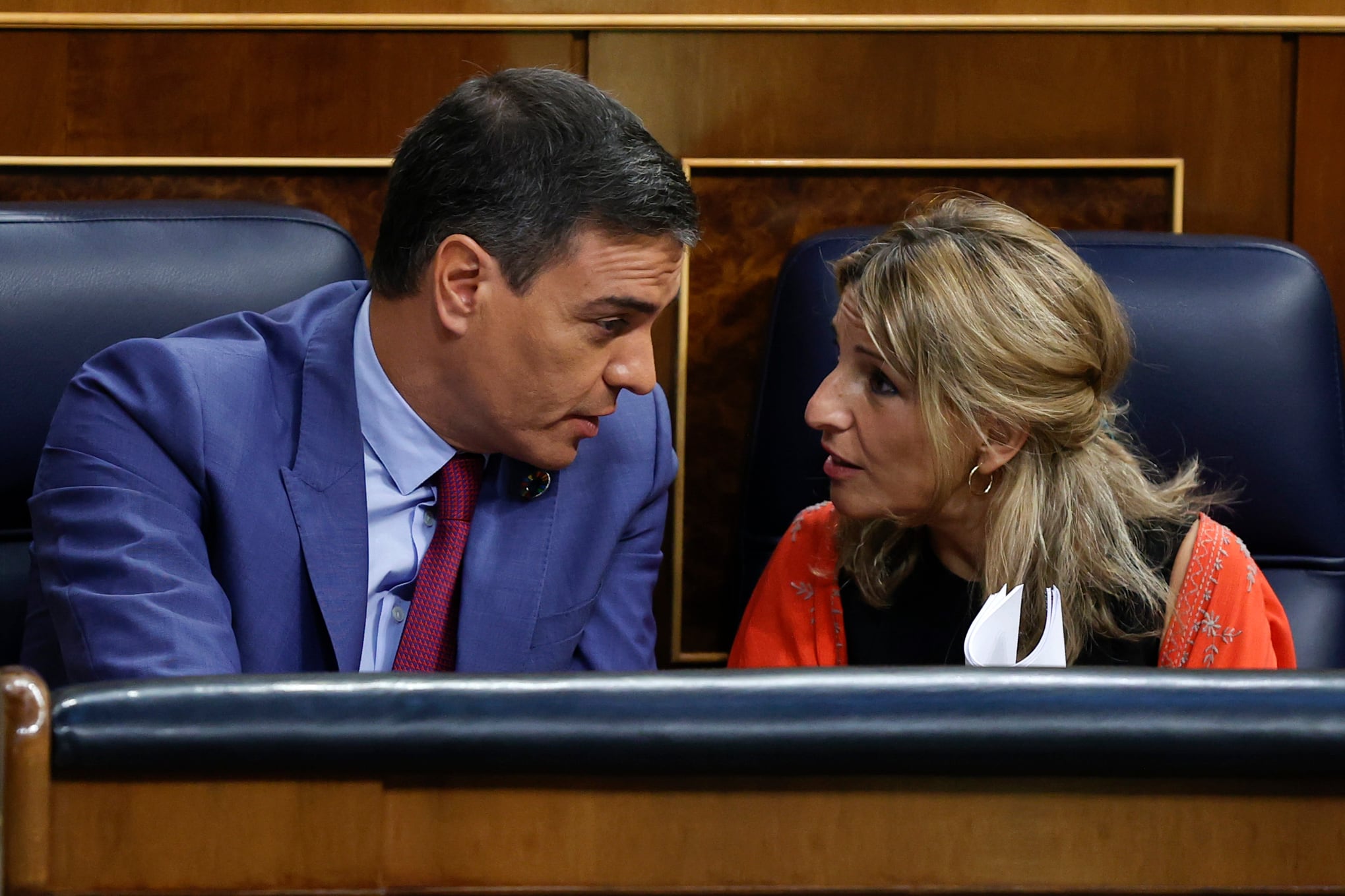 El presidente del Gobierno, Pedro Sánchez, conversa con la vicepresidenta segunda y ministra de Trabajo, Yolanda Díaz