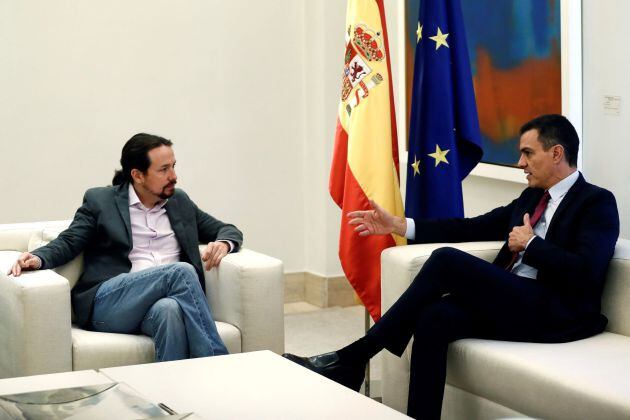 El presidente del Gobierno en funciones, Pedro Sánchez (d), reunido con el líder de Unidas Podemos, Pablo Iglesias (i), este miércoles en el Palacio de la Moncloa.