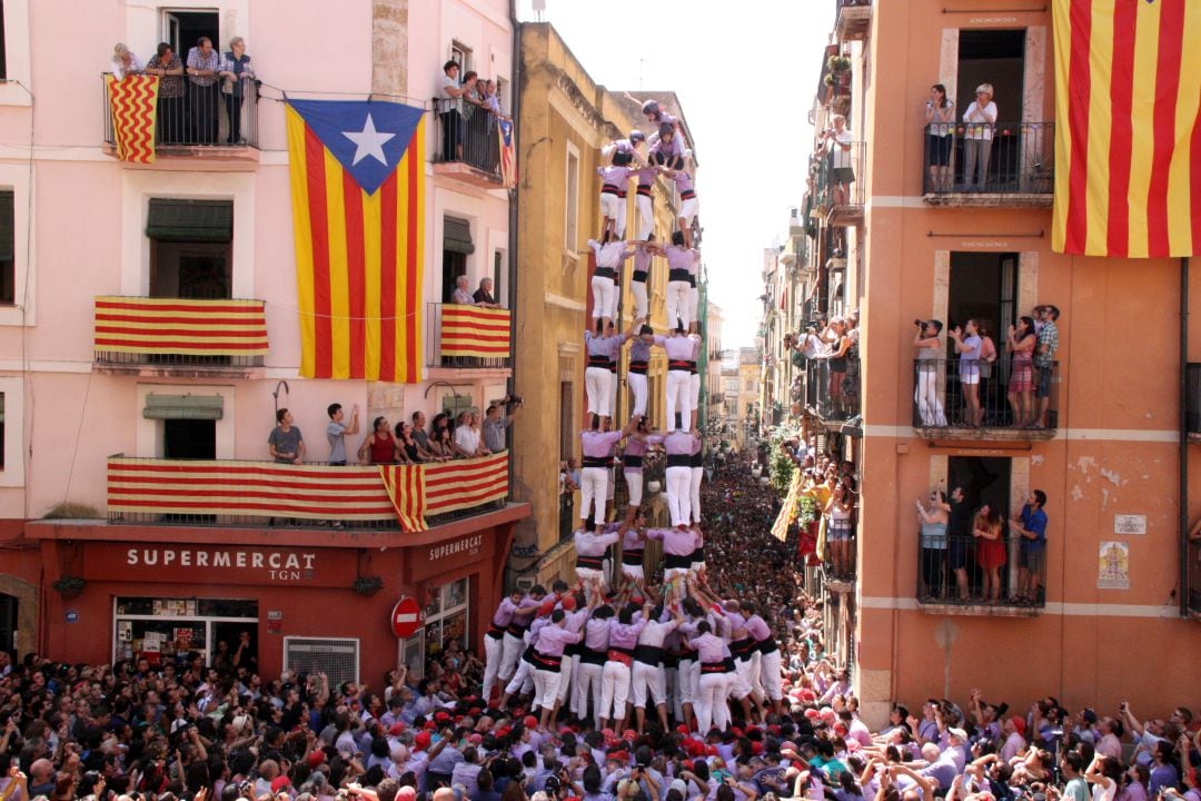 Pla general del 5 de 9 amb folre descarregat per la Colla Jove Xiquets de Tarragona en la diada de Sant Magí, el 19 d’agost del 2016.