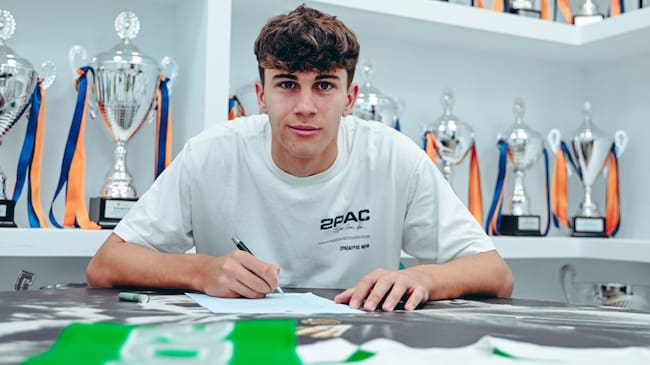 Pablo Cerdán firma su primer contrato profesional con el Elche C. F.