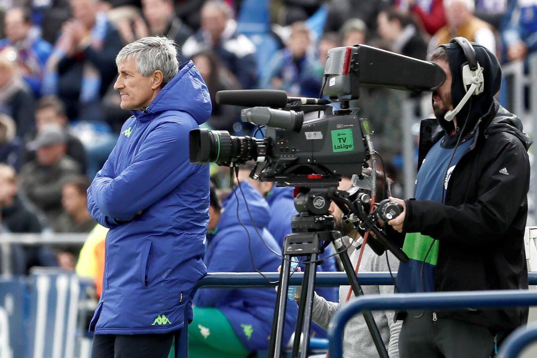 GRAF6921 GETAFE (Comunidad de Madrid).- El entrenador del Real Betis Quique Setién, durante el partido de la décima jornada de la liga de primera división contra el Getafe, que ambos equipos disputaron hoy en el estadio Alfonso Pérez de Getafe. EFE Marisc