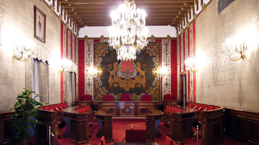 Salón del Pleno del Ayuntamiento de Alicante vacío por la decicisión del bipartito de celebrar sesiones telemáticas