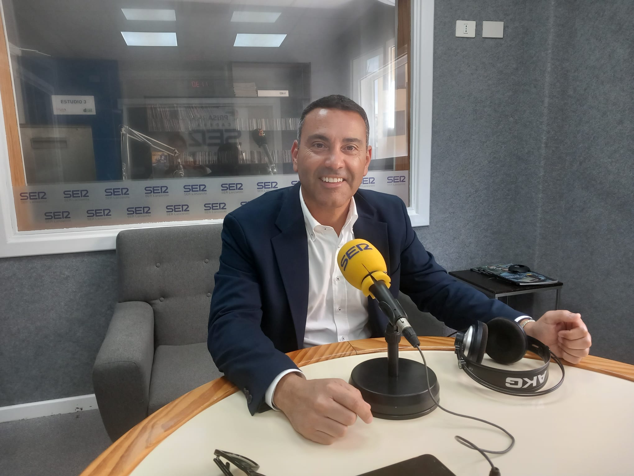 Oswaldo Betancort en los estudios de SER Lanzarote.