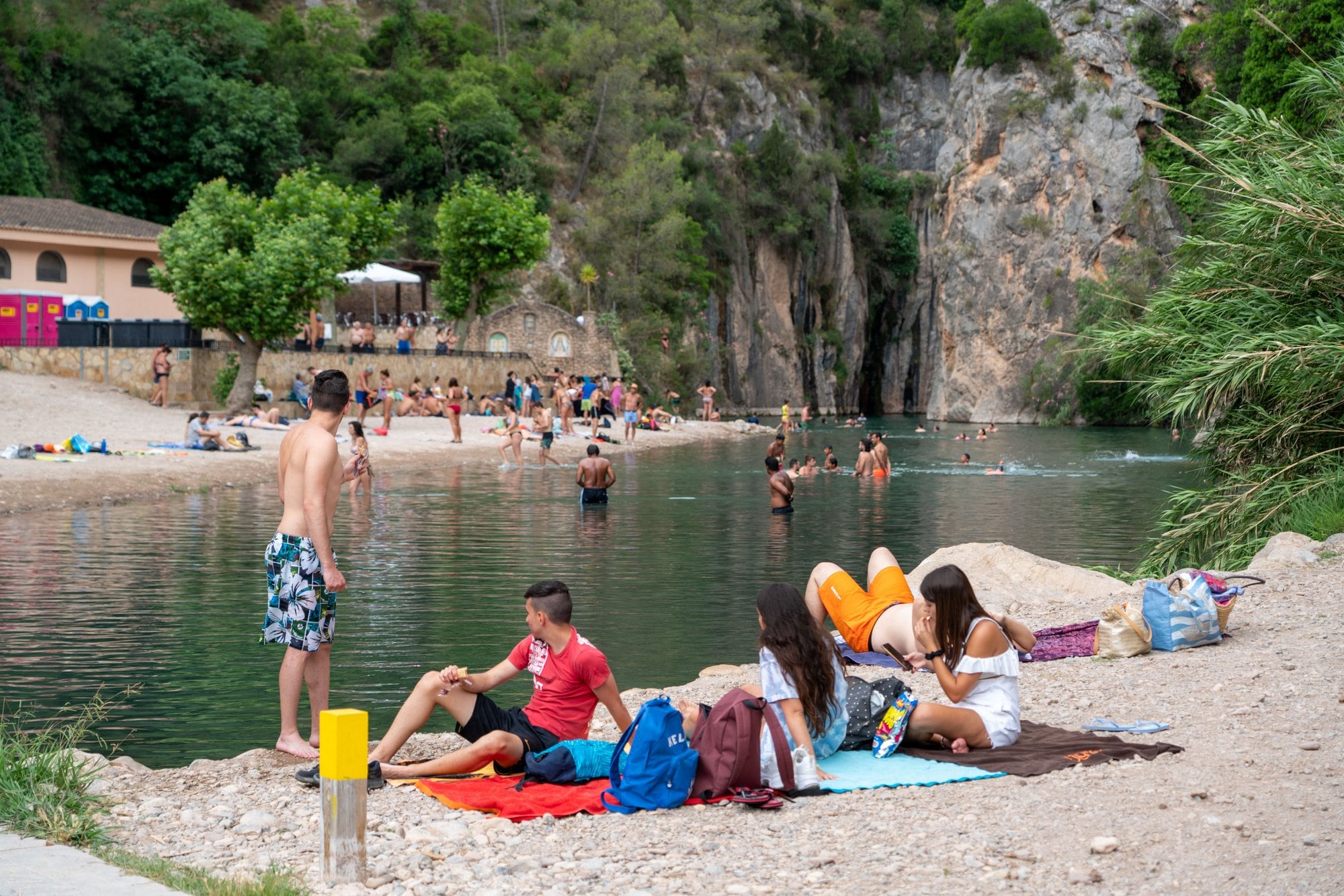 Turistas y ciudadanos en la Fuente de los Baños de Montanejos.