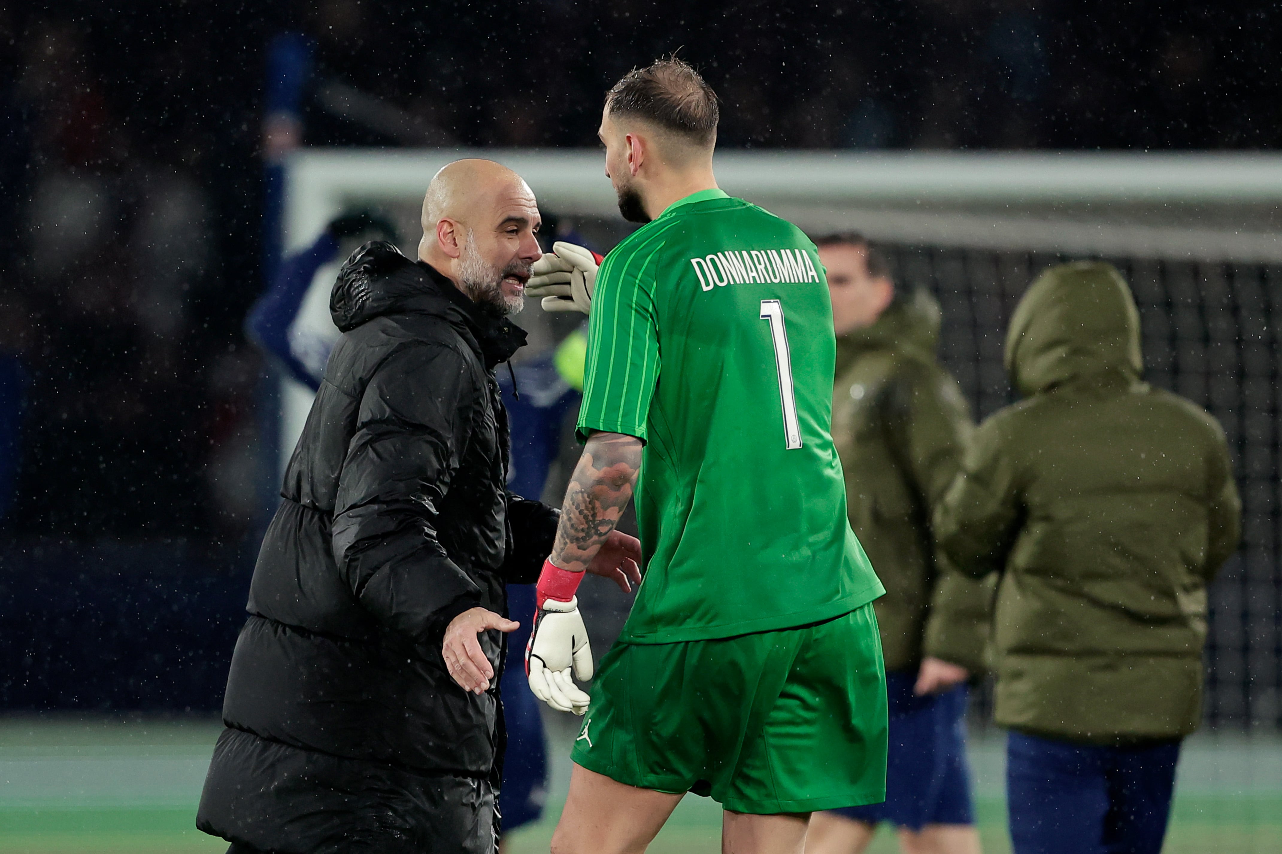 Pep Guardiola y Donnarumma charlando